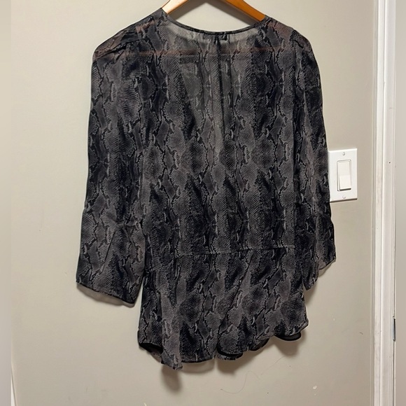 Aritzia Babaton woman’s Alexander Snake print silk peplum blouse size L - Picture 6 of 8